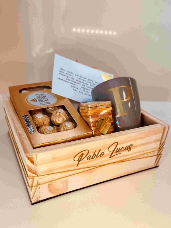 Box Pinus com Caneca e Chocolate