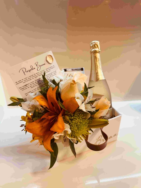 Box Super Luxo  Flores e Espumante